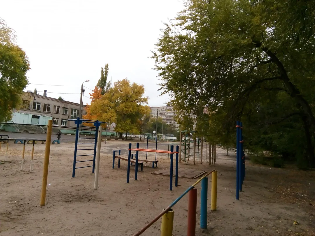 Sbarra per trazioni presso Calisthenics Park at Южно-Моравская улица, Воронеж – foto 6 di 6
