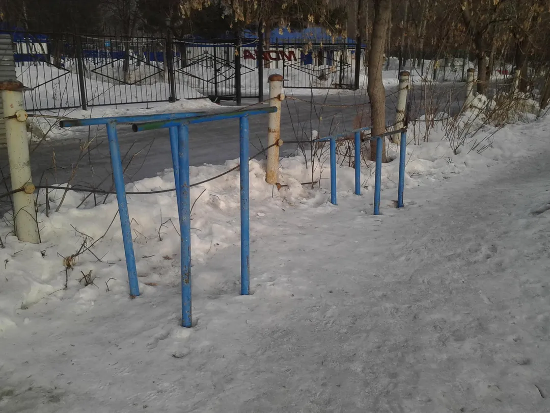 Parallele presso Calisthenics Park at Барнаульская улица, Тюмень – foto 2 di 3