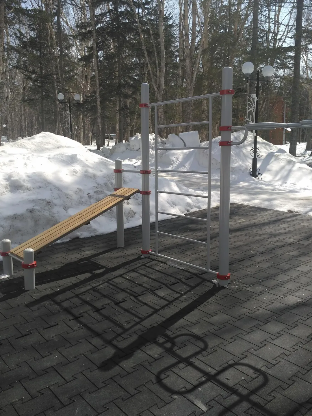 Abs Bench at Calisthenics Park at Мост влюблённых, Южно-Сахалинск – photo 5 of 6