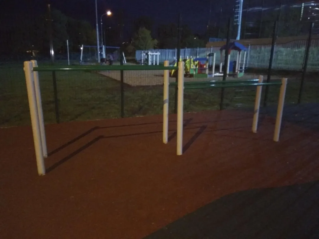 Лавка для преса на майданчику Calisthenics Park at Озёрная аллея, Зеленоград – фото 3 з 7