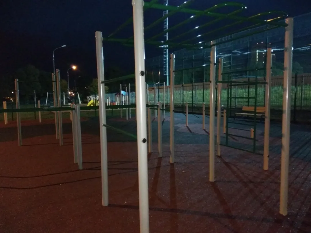 Лавка для преса на майданчику Calisthenics Park at Озёрная аллея, Зеленоград – фото 7 з 7