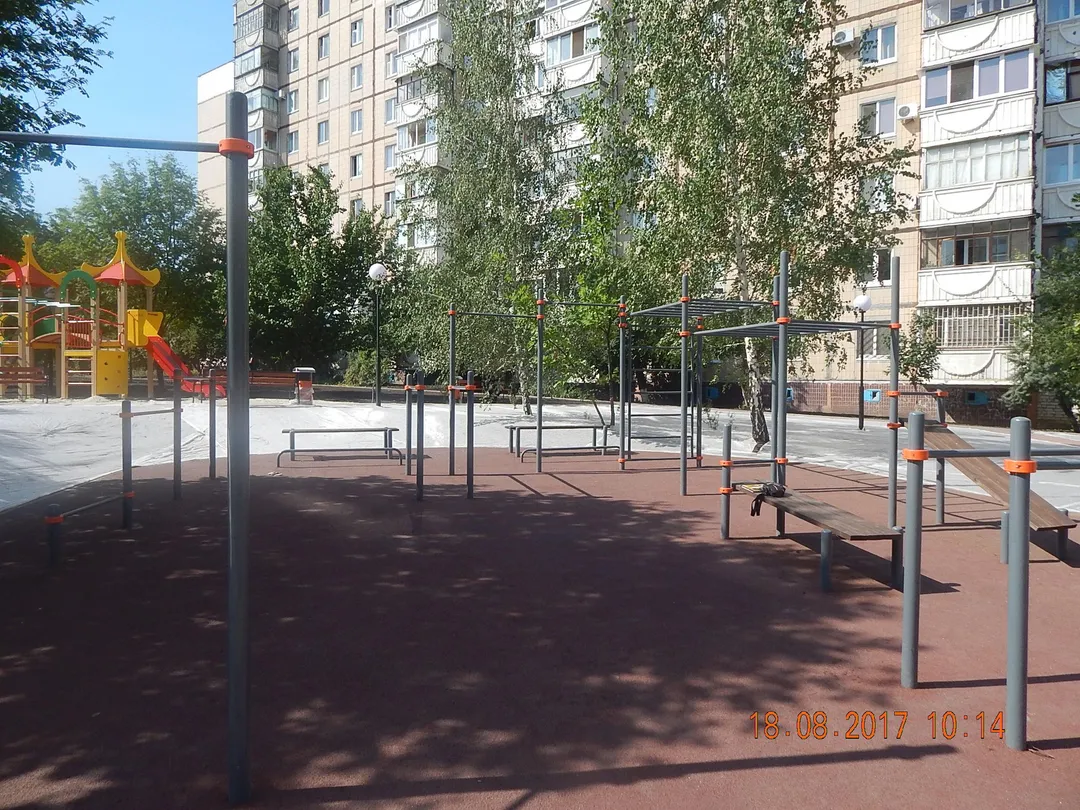 Sbarra per trazioni presso Calisthenics Park at улица Дегтярёва, Белгород – foto 1 di 3