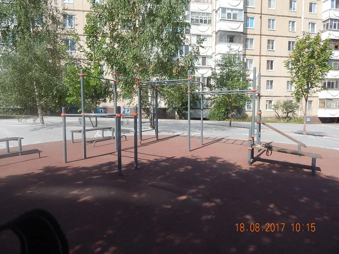 Parallele presso Calisthenics Park at улица Дегтярёва, Белгород – foto 2 di 3