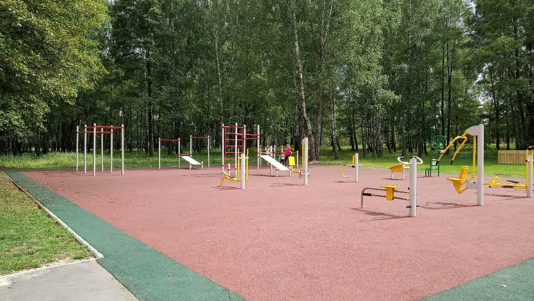 Banc à abdominaux à Calisthenics Park at аллея Славы, Егорьевск – photo 6 sur 8