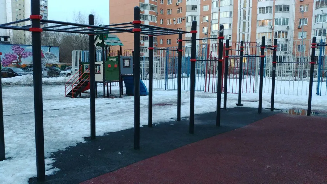 Barres parallèles à Calisthenics Park at улица Грина, Москва – photo 2 sur 3