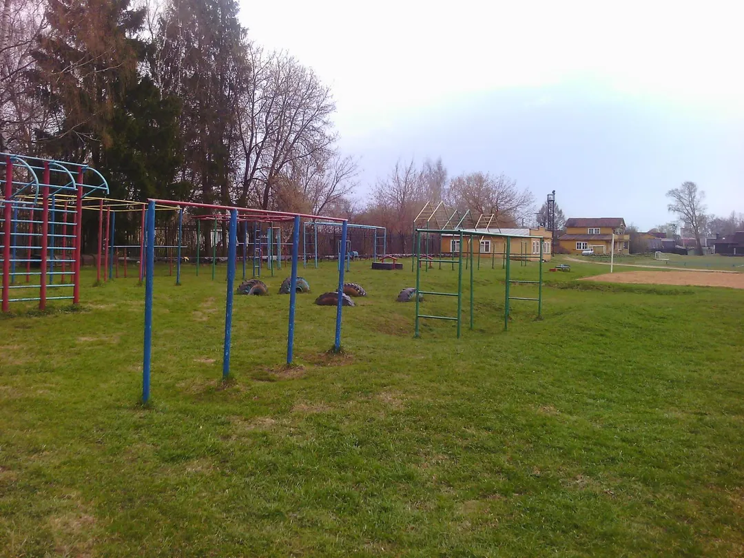 Sbarra per trazioni presso Calisthenics Park at МБОУ ДОД СДЮСШОР "Юность", Торжок #wp1935 – foto 1 di 4