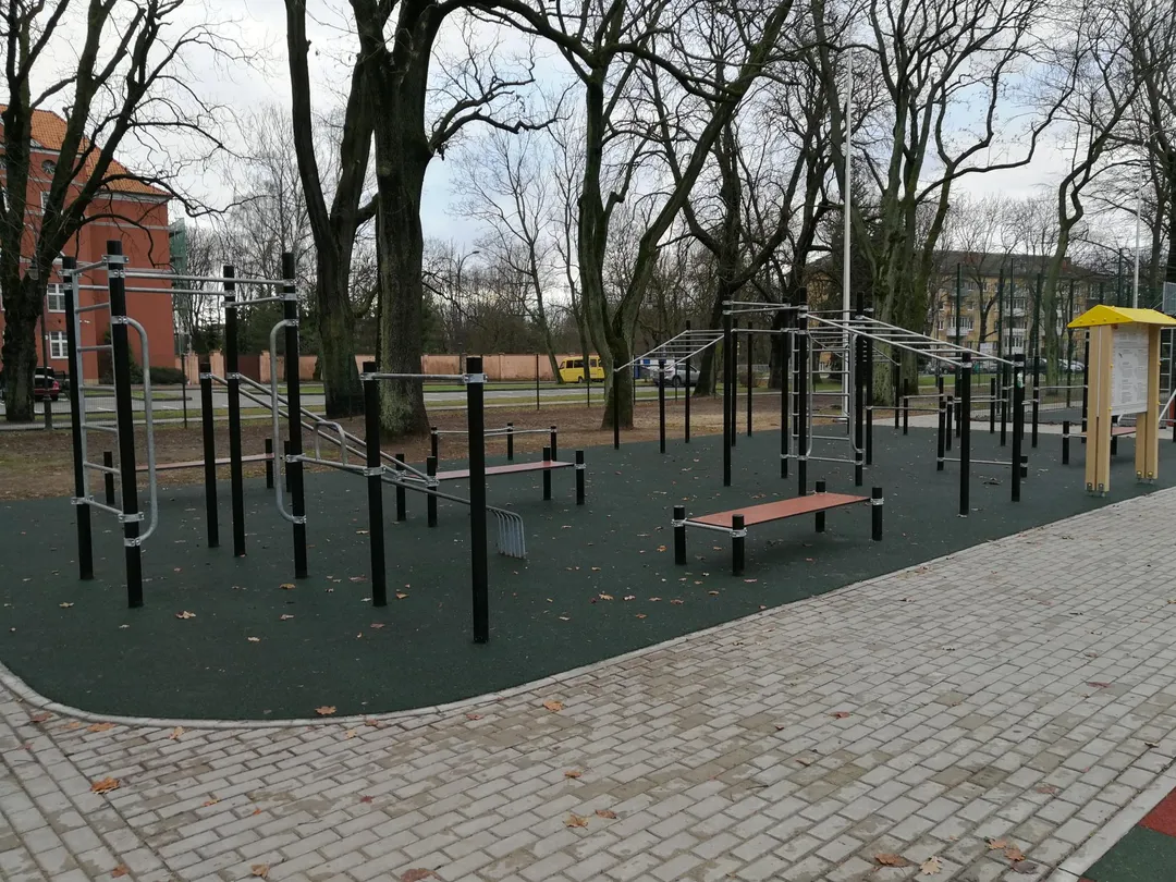 Abs Bench at Calisthenics Park at Балтика, Калининград – photo 5 of 8