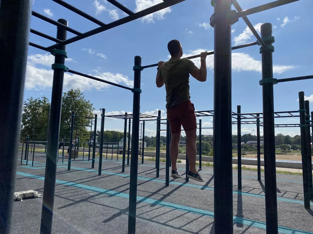 Abs Bench at Calisthenics Park at набережная реки Великой, Псков – photo 12 of 12