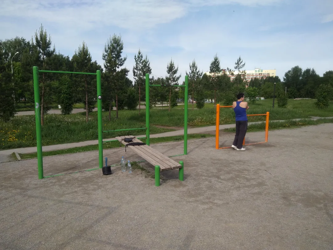 Bare paralele la Outdoor Gym in Затулинский жилмассив, городской округ Новосибирск – fotografia 3 din 5