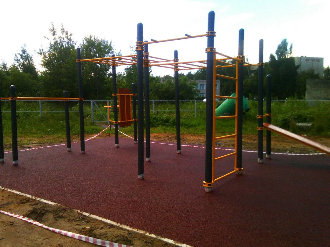 Bare paralele la Calisthenics Park at Судостроительная улица, Судоверфь – fotografia 2 din 3