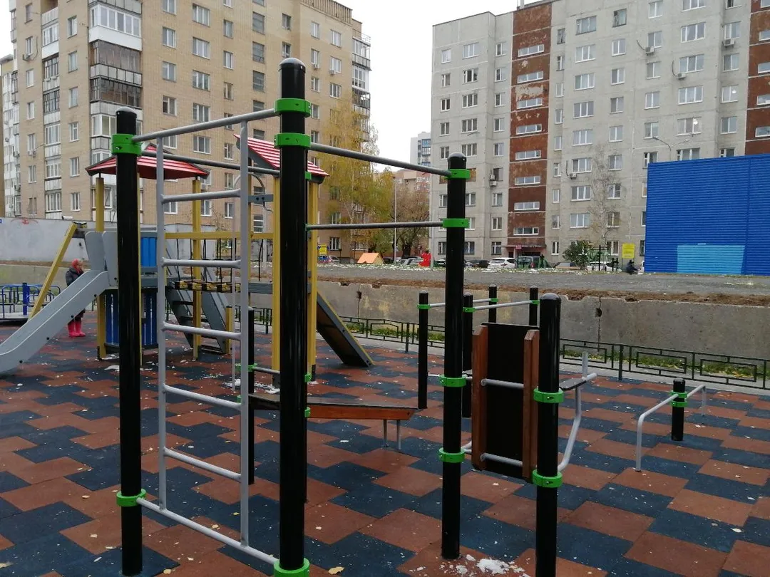 Sbarra per trazioni presso Calisthenics Park at Комсомольская улица, Тюмень – foto 1 di 1