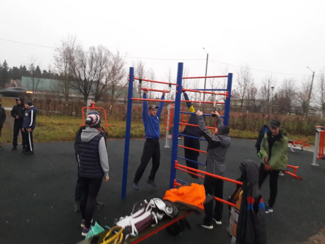 Sbarra per trazioni presso Calisthenics Park at Автодорожная улица, Удомля – foto 1 di 2