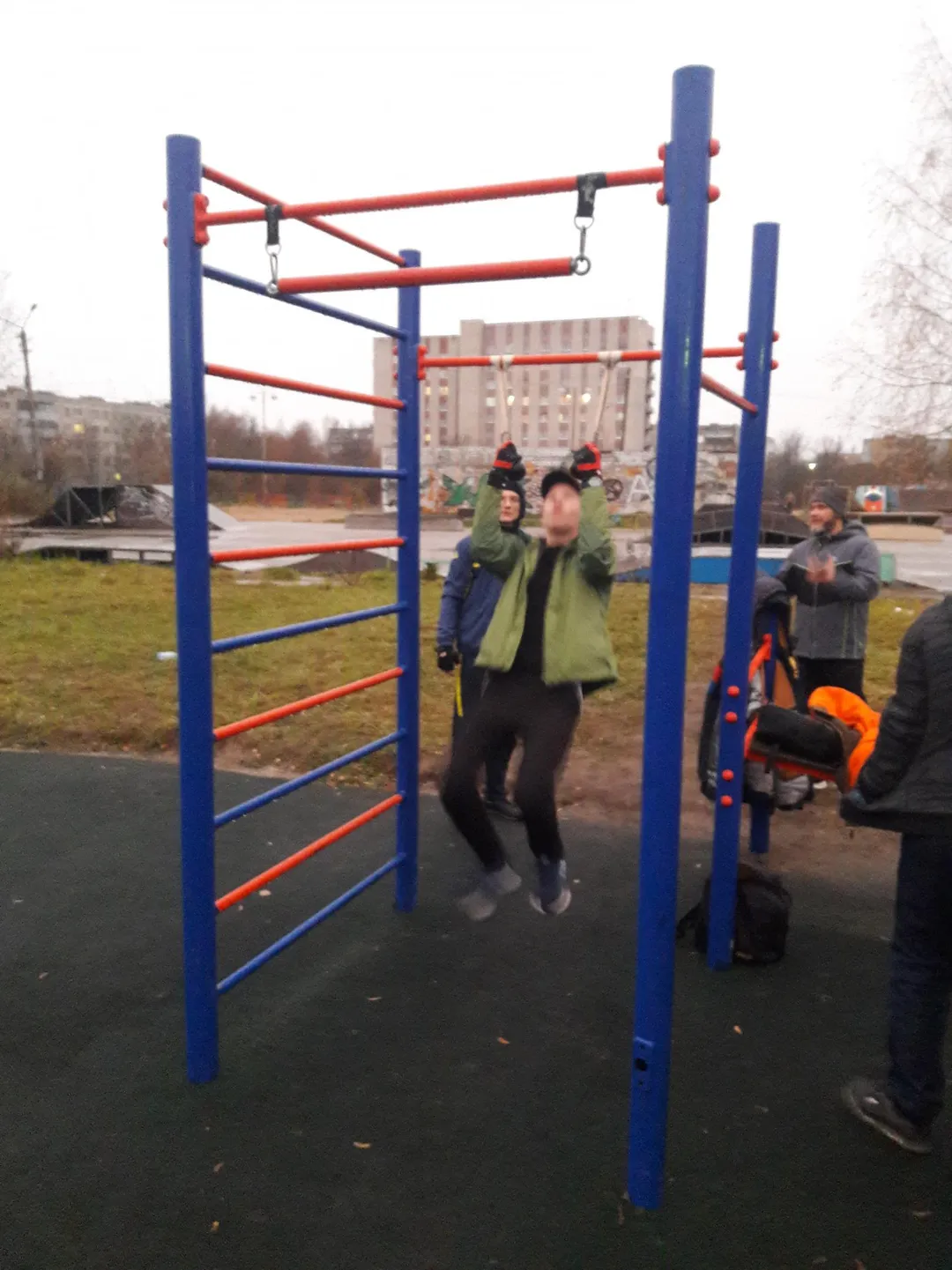 Parallele presso Calisthenics Park at Автодорожная улица, Удомля – foto 2 di 2