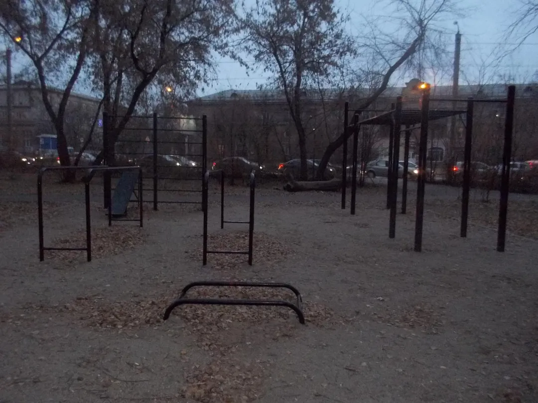 Klimmzugstange bei Calisthenics Park at улица Первой Пятилетки, Челябинск – Foto 7 von 11