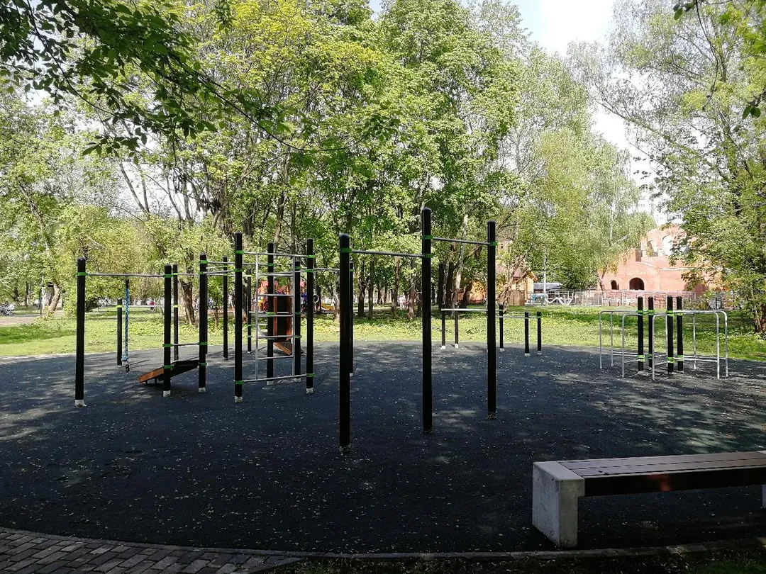 Бруси на майданчику Calisthenics Park at Перовская улица, Москва – фото 2 з 3