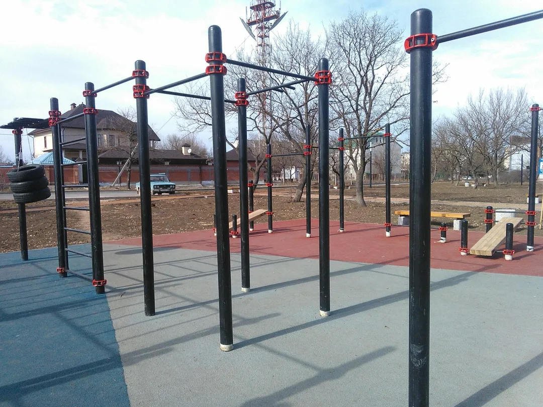 Barras Paralelas en Calisthenics Park at Янтарная улица, Георгиевск – foto 3 de 4