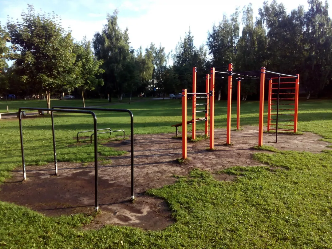 Bancă pentru abdomen la Calisthenics Park at Западная улица, городской округ Псков – fotografia 5 din 5