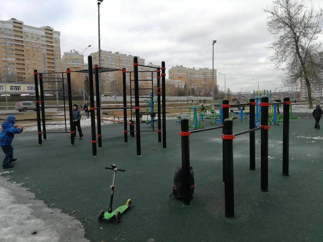 Bare paralele la Calisthenics Park at Элеваторная улица, Москва – fotografia 2 din 2