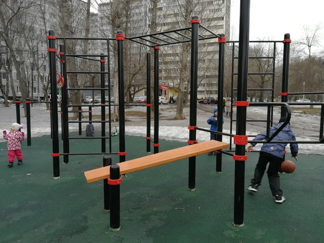 Bară de tracțiuni la Calisthenics Park at Элеваторная улица, Москва – fotografia 1 din 2