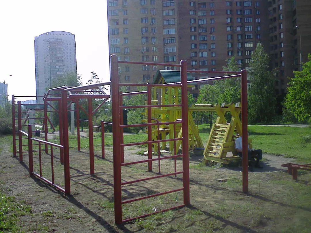 Barres parallèles à Calisthenics Park at улица Коштоянца, Москва #wp1974 – photo 2 sur 3