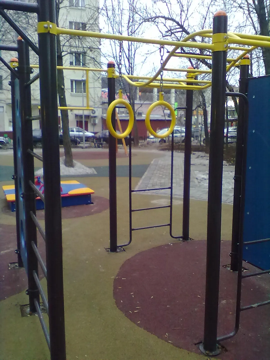 Pull Up Bar at Calisthenics Park at Комсомольский проспект, Москва – photo 1 of 4