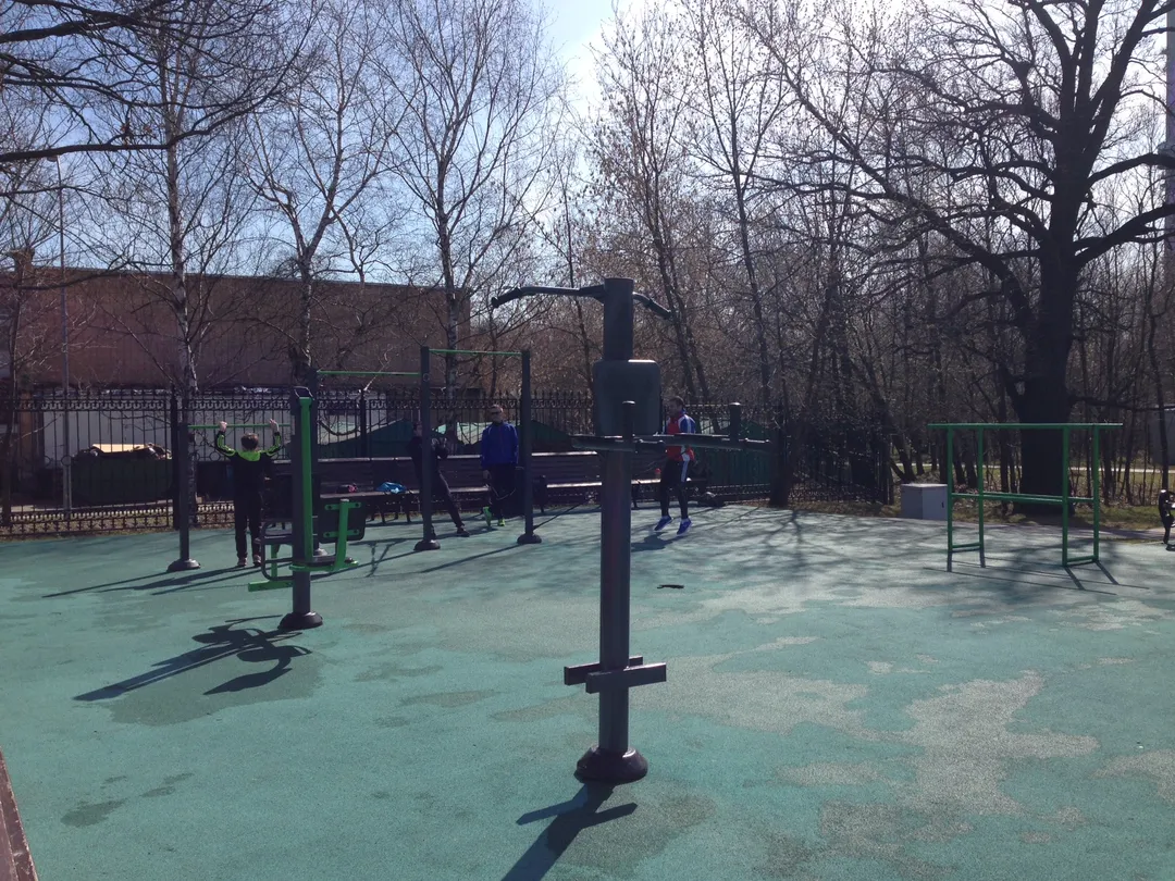 Bancă pentru abdomen la Calisthenics Park at Спортивная аллея, Москва – fotografia 6 din 6