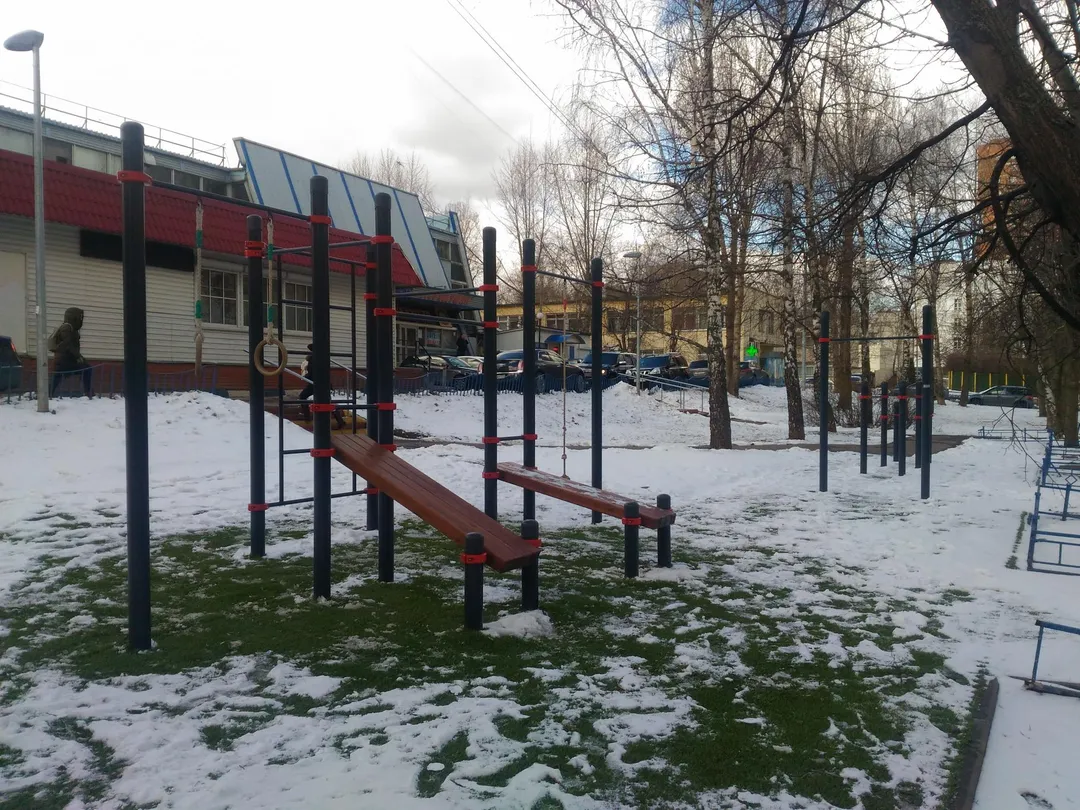 Bară de tracțiuni la Calisthenics Park at Профсоюзная улица, Москва – fotografia 1 din 3