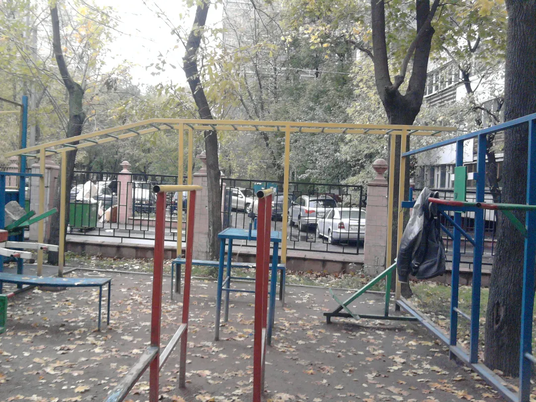 Лавка для преса на майданчику Calisthenics Park at улица Черняховского, Москва #wp1986 – фото 3 з 3