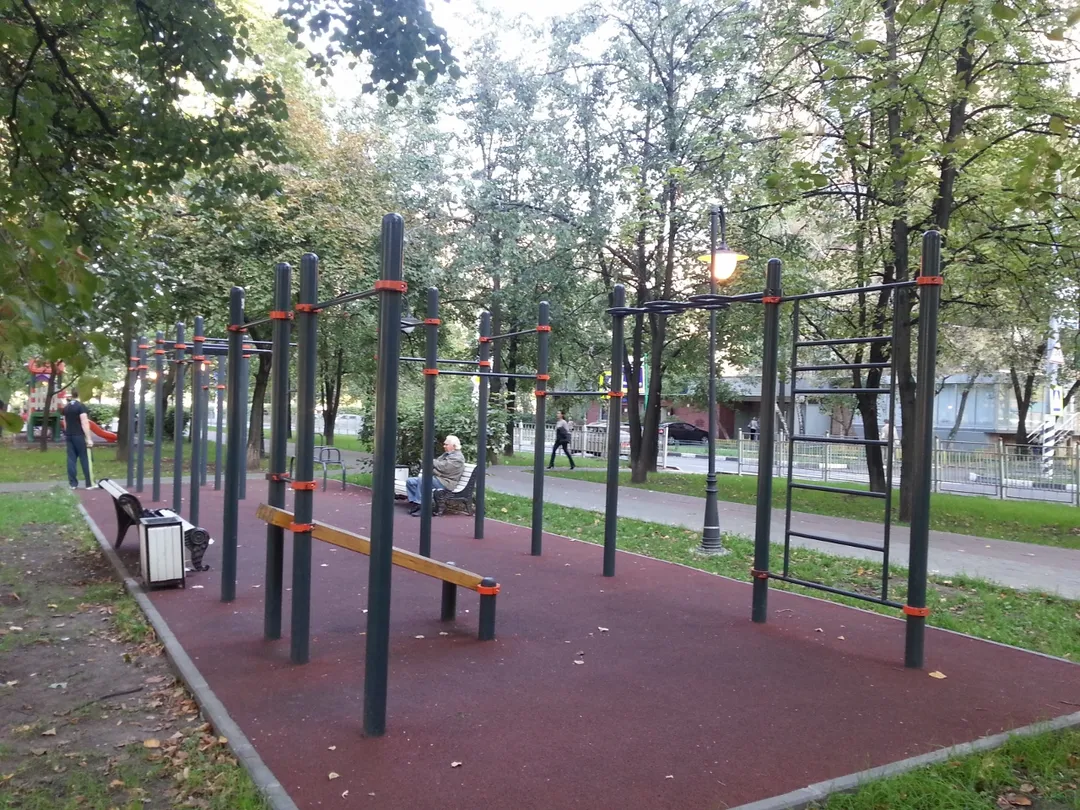 Bară de tracțiuni la Calisthenics Park at Чонгарский бульвар, Москва – fotografia 1 din 3