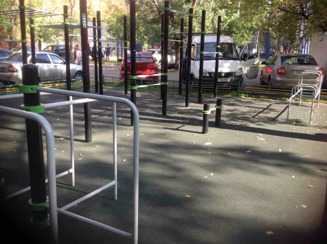 Barres parallèles à Calisthenics Park at Энергетическая улица, Москва #wp1997 – photo 2 sur 2