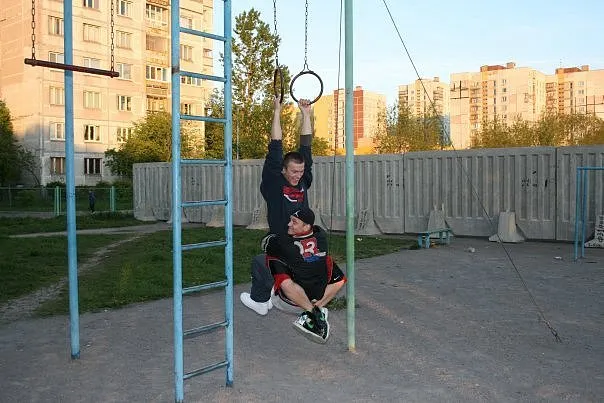 Sbarra per trazioni presso Calisthenics Park at 5-й Предпортовый проезд, Санкт-Петербург – foto 1 di 3