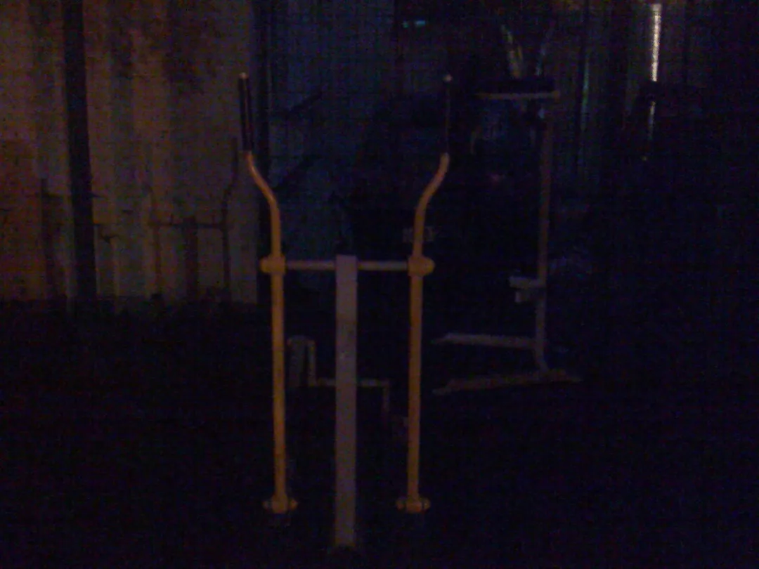 Sbarra per trazioni presso Calisthenics Park at Большой Овчинниковский переулок, Москва – foto 1 di 4