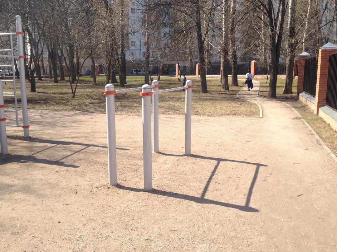 Bare paralele la Calisthenics Park at улица Академика Полякова, Москва – fotografia 2 din 3
