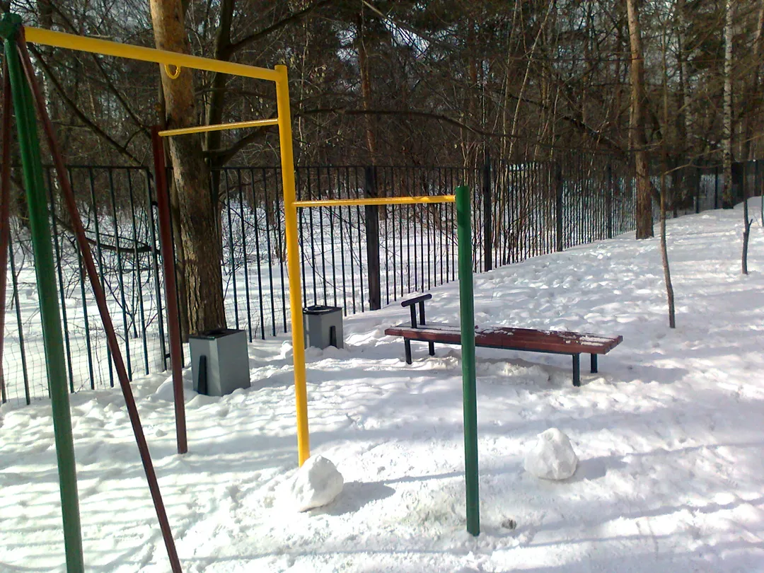 Bancă pentru abdomen la Calisthenics Park at Челюскинская улица, Москва – fotografia 3 din 3