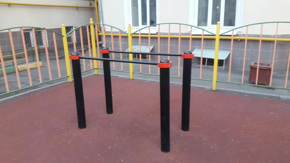 Бруси на майданчику Calisthenics Park at Трёхпрудный переулок, Москва – фото 2 з 2