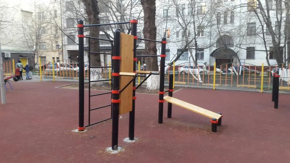 Турнік на майданчику Calisthenics Park at Трёхпрудный переулок, Москва – фото 1 з 2