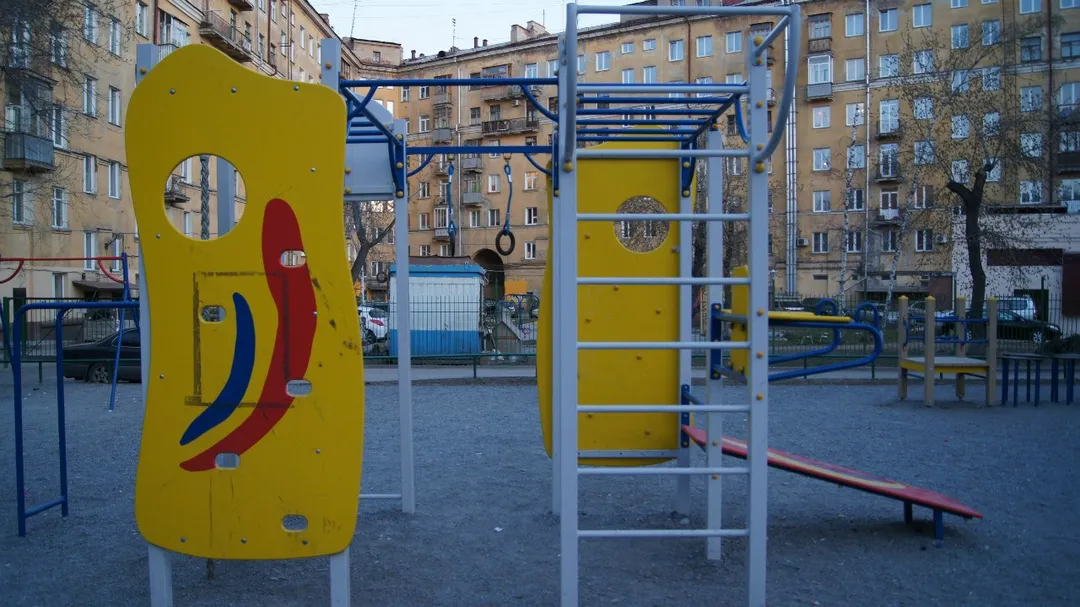 Panca per addominali presso Calisthenics Park at Советская улица, Новосибирск – foto 5 di 5