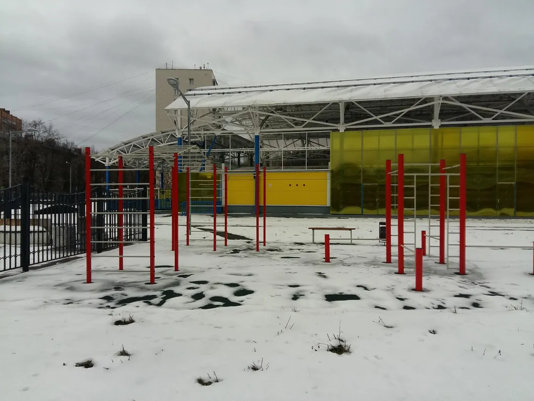 Bară de tracțiuni la Calisthenics Park at Коптевский бульвар, Москва – fotografia 1 din 5