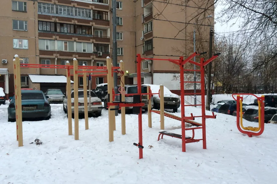 Bară de tracțiuni la Calisthenics Park at улица Менжинского, Москва – fotografia 1 din 3