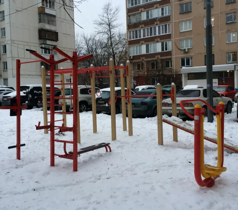Bare paralele la Calisthenics Park at улица Менжинского, Москва – fotografia 2 din 3
