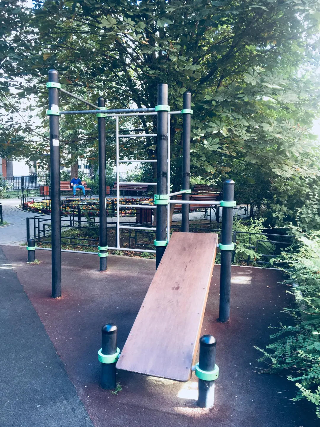 Bare paralele la Calisthenics Park at Тверская улица, Москва – fotografia 2 din 2