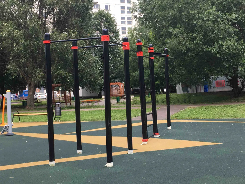 Parallele presso Calisthenics Park at улица Миклухо-Маклая, Москва – foto 2 di 4