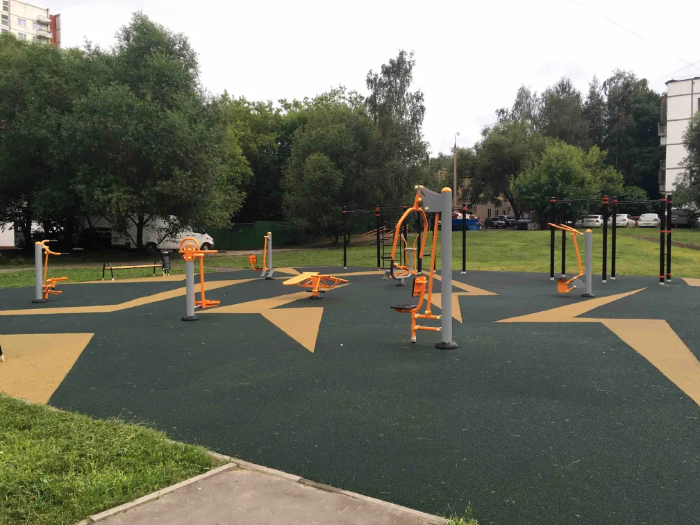 Sbarra per trazioni presso Calisthenics Park at улица Миклухо-Маклая, Москва – foto 1 di 4