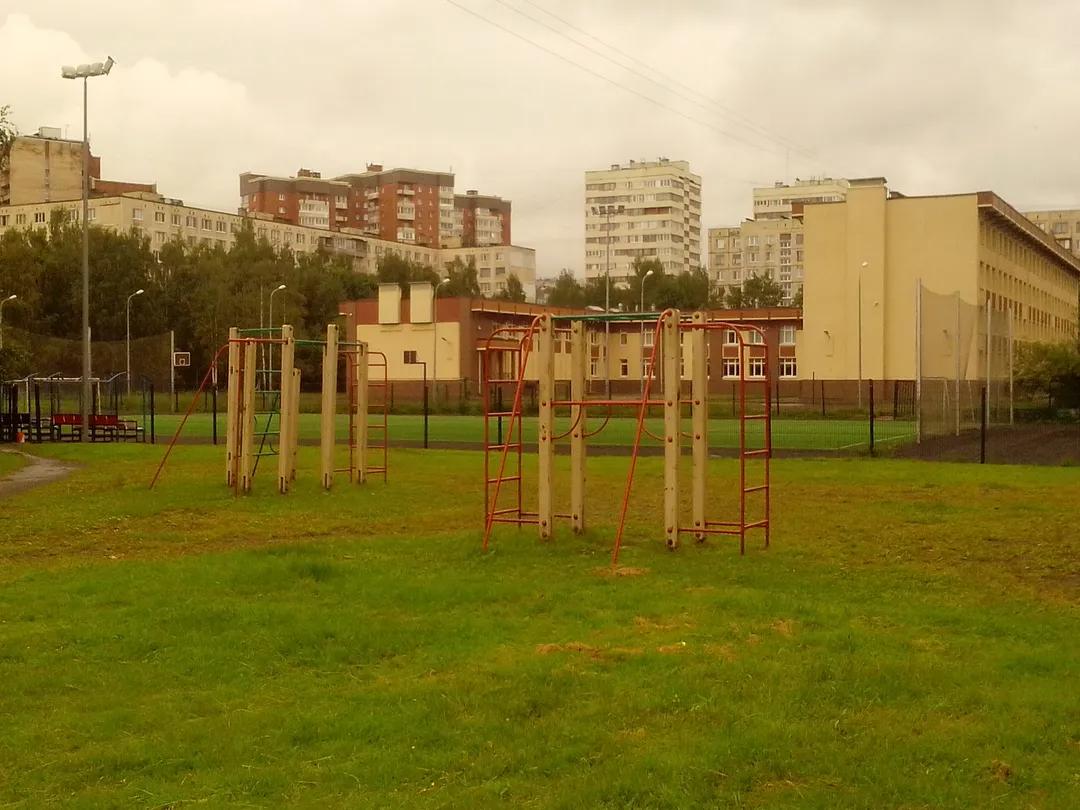 Panca per addominali presso Calisthenics Park at Серебристый бульвар, Санкт-Петербург – foto 5 di 5