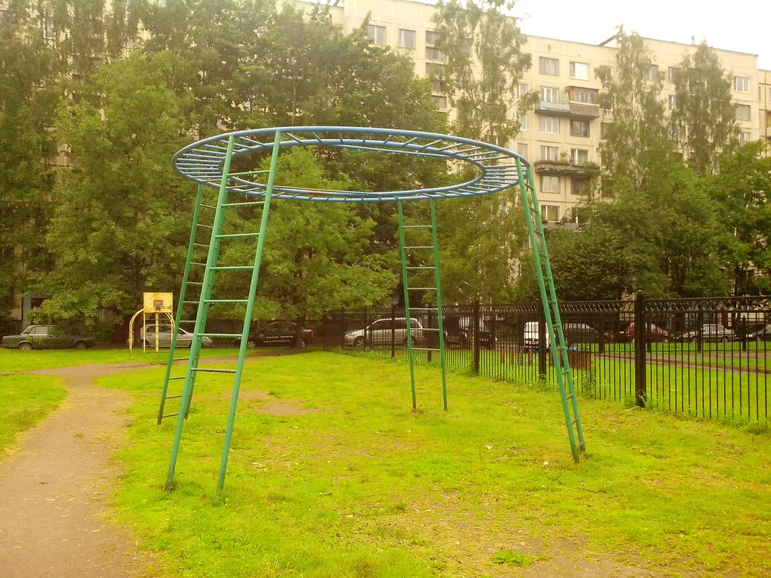 Sbarra per trazioni presso Calisthenics Park at Серебристый бульвар, Санкт-Петербург – foto 1 di 5