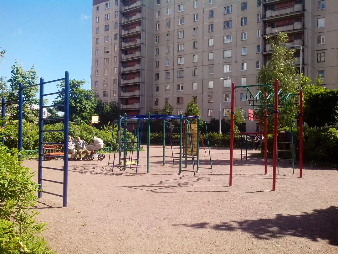Bară de tracțiuni la Calisthenics Park at Гаккелевская улица, Санкт-Петербург – fotografia 1 din 2