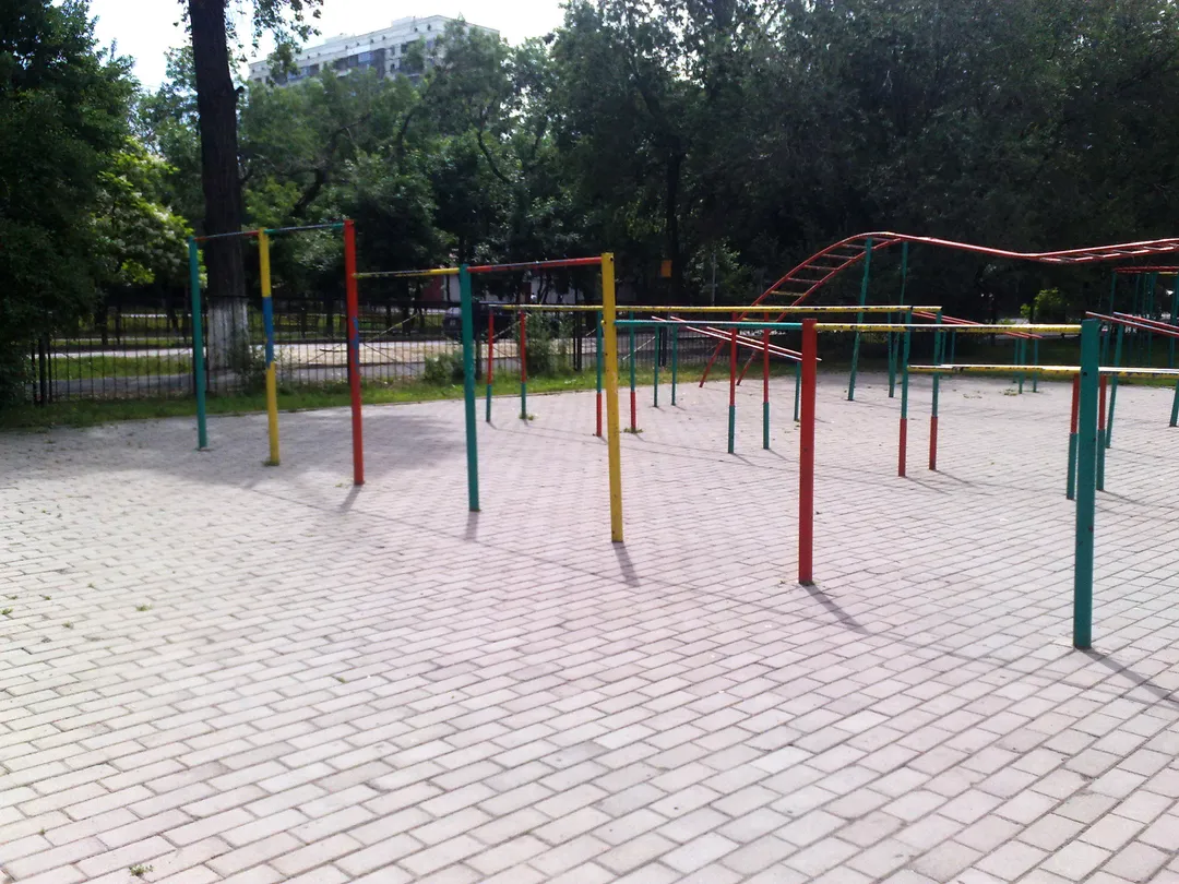 Hangelstange bei Calisthenics Park at Қарасай Батыр көшесі, Алматы – Foto 7 von 8