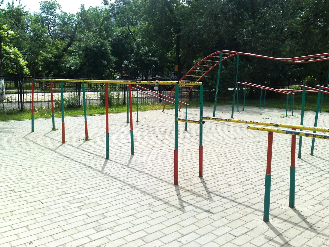Hangelstange bei Calisthenics Park at Қарасай Батыр көшесі, Алматы – Foto 3 von 8