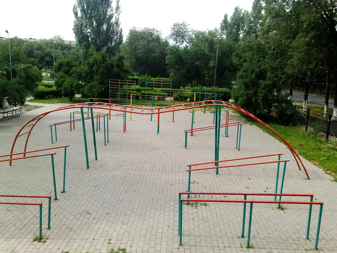 Klimmzugstange bei Calisthenics Park at Қарасай Батыр көшесі, Алматы – Foto 5 von 8