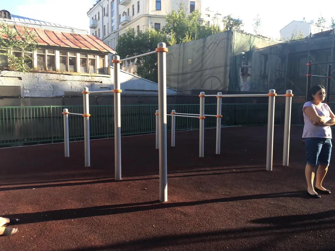 Бруси на майданчику Calisthenics Park at улица Покровка, Москва – фото 2 з 2
